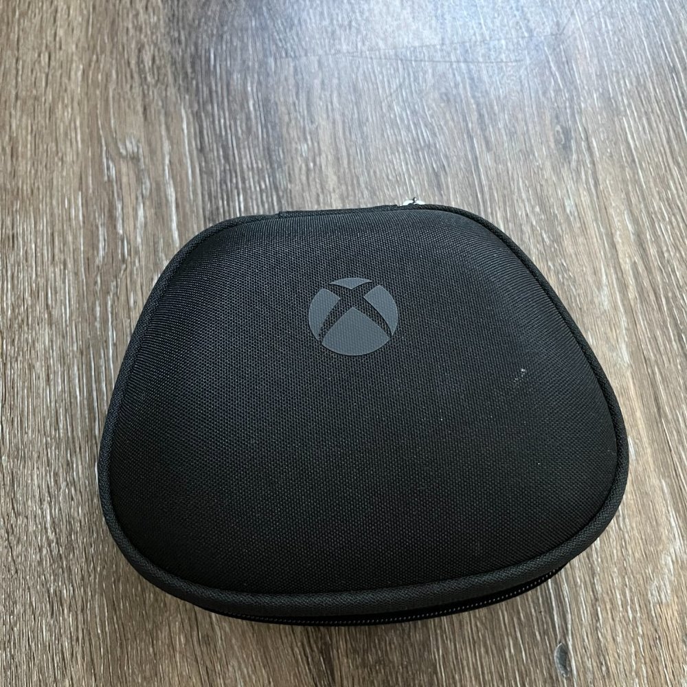 XBOX Elite Wireless Controller + Attachments - Picture 2 of 3